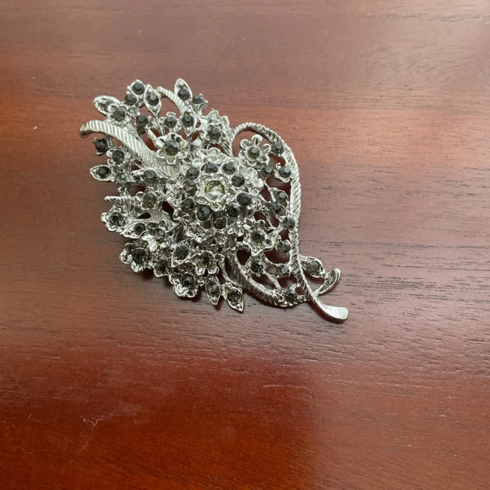 VINTAGE RHINESTONE BROOCH